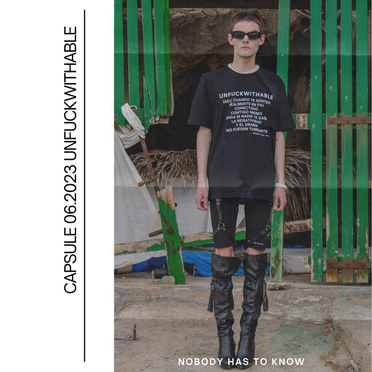 T-shirt black